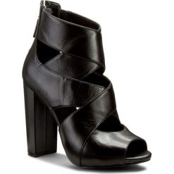 Sandały GUESS - Abbey FLABB3 LEA10 BLACK. Czarne klapki damskie marki Guess, z aplikacjami, ze skóry ekologicznej, bez obcasa, na obcasie. W wyprzedaży za 479,00 zł.