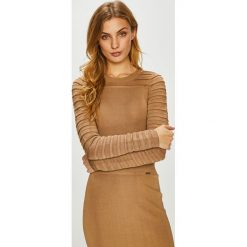 Guess Jeans - Sweter Glenda. Żółte swetry klasyczne damskie marki Guess Jeans, s, z aplikacjami, z wiskozy, z okrągłym kołnierzem. Za 369,90 zł.