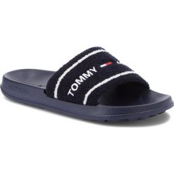 Klapki TOMMY JEANS - Summer Slide EM0EM00159 Black Iris 431. Niebieskie klapki męskie Tommy Jeans, z jeansu. Za 179,00 zł.