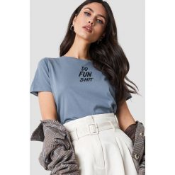 NA-KD T-shirt Do Fun Shit - Blue. Niebieskie t-shirty damskie NA-KD, z nadrukiem, z okrągłym kołnierzem. Za 72,95 zł.