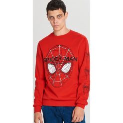 Bluza Spiderman - Czerwony. Czerwone bluzy męskie Cropp, s, z motywem z bajki, bez kołnierzyka, bez rękawów, bez kaptura. Za 99,99 zł.