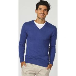 Sweter w kolorze niebieskim. Niebieskie swetry męskie William de Faye, m, bez wzorów, z kaszmiru, bez kołnierzyka, bez kaptura. W wyprzedaży za 159,95 zł.