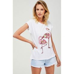 T-shirt z nadrukiem flamingów. Różowe bluzki damskie Moodo, m, z nadrukiem, z bawełny, klasyczne, z okrągłym kołnierzem, z krótkim rękawem. Za 24,99 zł.