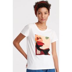 T-shirt z blyszczacym nadrukiem - Kremowy. Białe t-shirty damskie Reserved, s, z nadrukiem, bez kołnierzyka. Za 69,99 zł.