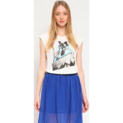 T-SHIRT KRÓTKI RĘKAW DAMSKI Z NADRUKIEM. Szare t-shirty damskie Top Secret, l, z nadrukiem, z wiskozy. Za 29,99 zł.