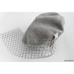 BERET z perełkami i woalem. Berety damskie Pakamera, bez wzorów. Za 110,00 zł.