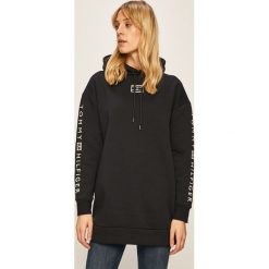 Tommy Hilfiger - Sukienka. Niebieskie sukienki damskie TOMMY HILFIGER, na co dzień, s, z aplikacjami, z bawełny, casualowe, z okrągłym kołnierzem, z długim rękawem, długie, mini, proste. W wyprzedaży za 429,90 zł.