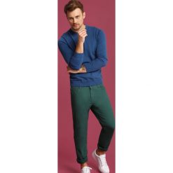 SWETER DŁUGI RĘKAW MĘSKI. Niebieskie swetry męskie Top Secret, na lato, xl, bez wzorów, z bawełny, klasyczne, z dekoltem w serek, bez kaptura. W wyprzedaży za 54,99 zł.