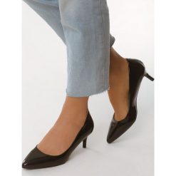 Czarne Szpilki Arabigo. Czarne szpilki Born2be, bez wzorów, eleganckie, na niskim obcasie, na szpilce, bez zapięcia. Za 69,99 zł.