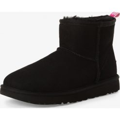 UGG - Skórzane kozaki damskie – Classic Mini Graphic Logo, czarny. Czarne kozaki damskie Ugg, ze skóry, eleganckie, bez obcasa, bez zapięcia. Za 799,95 zł.