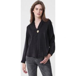 Czarna Koszula Repetitive. Czarne bluzki damskie Born2be, xl, z aplikacjami, z jeansu, eleganckie, z okrągłym kołnierzem. Za 129,99 zł.