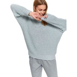 Sweter z połyskującą przędzą i dekoltem w serek. Niebieskie swetry damskie Top Secret, na zimę, bez wzorów, z dzianiny, eleganckie, bez rękawów, bez kaptura. W wyprzedaży za 109,99 zł.