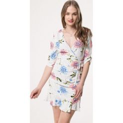 Biała Sukienka Florid. Białe sukienki damskie Born2be, na spotkanie biznesowe, s, bez wzorów, z dekoltem na plecach, bez rękawów, mini, kopertowe. Za 79,99 zł.