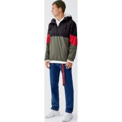 Kurtka z kolorowymi panelami. Czarne kurtki męskie marki Pull&Bear, m, w kolorowe wzory. Za 109,00 zł.