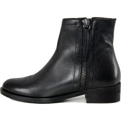 Skórzane botki "Soave" w kolorze czarnym. Czarne botki damskie Bluetag, Gusto, bez obcasa, bez zapięcia. W wyprzedaży za 307,95 zł.