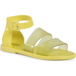 Sandały MELISSA - Model Sandal Ad 32797 Yellow 50866. Żółte klapki damskie Melissa, bez wzorów, z tworzywa sztucznego, bez obcasa, na obcasie. W wyprzedaży za 179,00 zł.