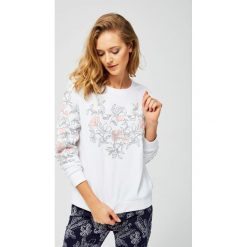 Bluza z motywem kwiatów. Białe bluzy damskie Moodo, m, z nadrukiem, z bawełny, z długim rękawem, długie, bez kaptura. Za 39,99 zł.