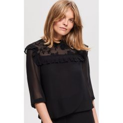 Elegancka bluzka z falbanką - Czarny. Czarne bluzki damskie marki Reserved, bez wzorów, eleganckie, z falbankami, bez rękawów. Za 89,99 zł.