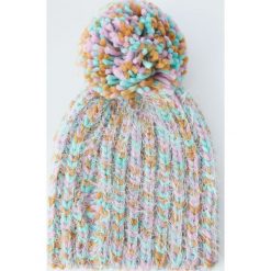 Kolorowa czapka z pomponem. Szare czapki damskie Pull&Bear, w kolorowe wzory. Za 49,90 zł.