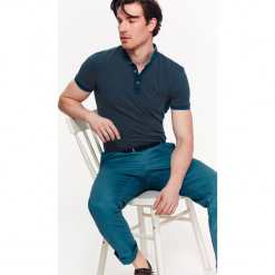 T-SHIRT POLO MĘSKI W KROPKI ZE STÓJKĄ. Szare koszulki polo Top Secret, na lato, m, w kropki. Za 39,99 zł.