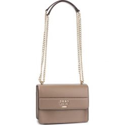Torebka DKNY - R9333D68 Dune DUN. Pomarańczowe torebki klasyczne damskie DKNY, bez wzorów, ze skóry, eleganckie, bez dodatków. W wyprzedaży za 589,00 zł.