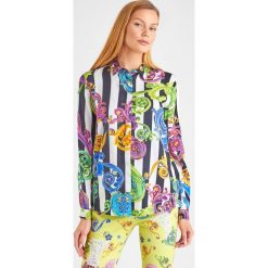 KOSZULA versace jeans couture. Koszule damskie Versace Jeans Couture, bez wzorów, z jeansu, eleganckie, bez kołnierzyka, bez rękawów. W wyprzedaży za 1066,63 zł.