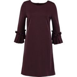 More & More Sukienka z dżerseju ruby wine. Czerwone sukienki damskie marki More & More, bez wzorów, z elastanu, bez kołnierzyka, bez rękawów. W wyprzedaży za 367,20 zł.