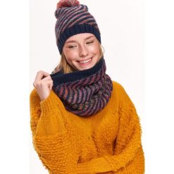WIELOKOLOROWY KOMIN. Niebieskie szaliki damskie marki Top Secret, na zimę, w kolorowe wzory, z dzianiny. W wyprzedaży za 14,99 zł.