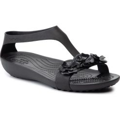 Sandały CROCS - Serena Embellish Sndl W 205601 Black/Black. Czarne klapki damskie Crocs, z aplikacjami, z tworzywa sztucznego, bez obcasa. Za 159,00 zł.