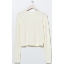 Gładki sweter o krótszym kroju - Kremowy. Białe swetry damskie Sinsay, s, bez wzorów, z krótkim rękawem, krótkie, bez kaptura. Za 39,99 zł.