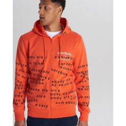 Rozpinana bluza all over - Czerwony. Czerwone bluzy męskie Cropp, s, bez wzorów, bez kołnierzyka, bez rękawów, bez kaptura. W wyprzedaży za 69,99 zł.