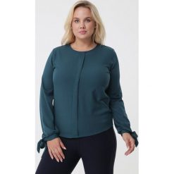 Ciemnozielona Bluzka Danae. Bluzki damskie Born2be, na co dzień, bez wzorów, eleganckie, z okrągłym kołnierzem, z długim rękawem. Za 59,99 zł.