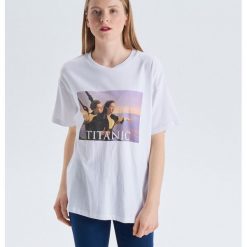 Koszulka z nadrukiem Titanic - Biały. Białe t-shirty damskie marki Cropp, s, z nadrukiem. Za 59,99 zł.