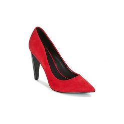 Czółenka Guess OBELLA. Czerwone czółenka damskie Guess, z aplikacjami, bez obcasa. W wyprzedaży za 395,40 zł.