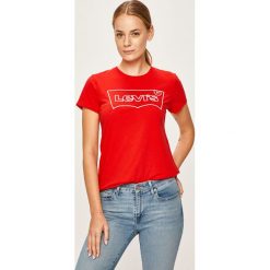 Levi's - T-shirt. Czerwone bluzki damskie Levi's®, s, z aplikacjami, z bawełny, casualowe, z okrągłym kołnierzem. W wyprzedaży za 89,90 zł.