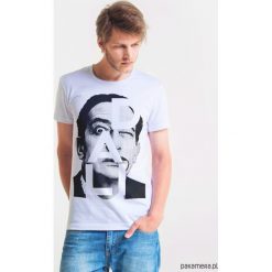 DALI ARTIST Męski T-shirt. Szare t-shirty męskie Pakamera, m, z bawełny, z klasycznym kołnierzykiem. Za 99,00 zł.