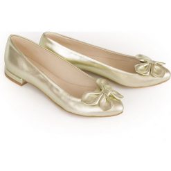 Balerinki z ozdobną kokardą - skóra naturalna - model 048 - kolor złoty. Żółte baleriny damskie Zapato, bez wzorów, ze skóry, bez obcasa. Za 299,00 zł.