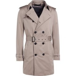 DRYKORN BASTILLE Prochowiec beige. Brązowe płaszcze męskie DRYKORN, m, bez wzorów, z elastanu, bez kaptura. W wyprzedaży za 566,55 zł.