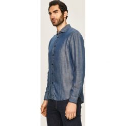 Guess Jeans - Koszula. Niebieskie koszule męskie Guess Jeans, s, z aplikacjami, z lyocellu, casualowe, z włoskim kołnierzykiem, z długim rękawem. W wyprzedaży za 349,90 zł.