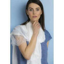 Szal z koronkowym zdobieniem. Szaliki damskie Monnari, z aplikacjami, z wiskozy, wizytowe. Za 39,95 zł.