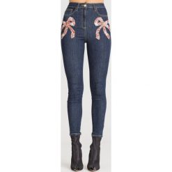 GRANATOWE JEANSY ELISABETTA FRANCHI. Niebieskie jeansy damskie Elisabetta Franchi, z aplikacjami, z jeansu. Za 724,50 zł.