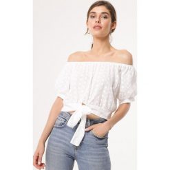 Biały Top On The 6. Białe bluzki dziewczęce Born2be, na wiosnę, z haftami, bez kołnierzyka, z krótkim rękawem, krótkie, bez kaptura. Za 99,99 zł.