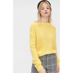Lekki sweter o drobnym splocie - Żółty. Żółte swetry damskie Cropp, s, bez wzorów, ze splotem, bez rękawów, bez kaptura. W wyprzedaży za 44,99 zł.
