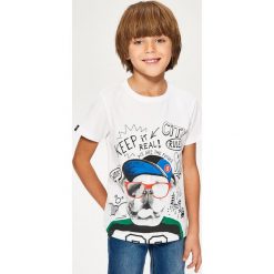 T-shirt z kolorowym nadrukiem - Biały. Białe t-shirty chłopięce z nadrukiem Reserved, l. Za 59,99 zł.