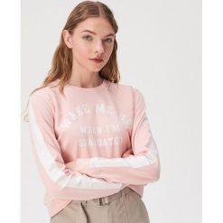 Bluza z kontrastowym nadrukiem - Różowy. Różowe bluzy damskie Sinsay, s, z nadrukiem, bez rękawów, bez kaptura. W wyprzedaży za 29,99 zł.