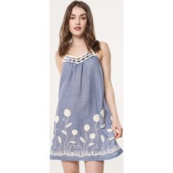 Niebieska Sukienka Breathless. Niebieskie sukienki damskie Born2be, na imprezę, na lato, s, z haftami, eleganckie, bez kołnierzyka, bez rękawów, mini. Za 39,99 zł.