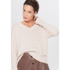 Sweter o warkoczowym splocie - Kremowy. Białe swetry damskie Mohito, s. W wyprzedaży za 59,99 zł.