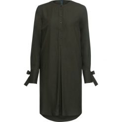 Sukienka koszulowa bonprix nocny oliwkowy. Zielone sukienki damskie bonprix, bez wzorów, z koszulowym kołnierzykiem, z długim rękawem, długie, koszulowe. Za 109,99 zł.