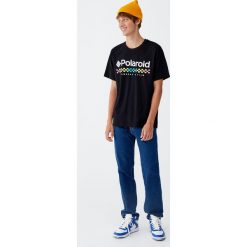 Koszulka Polaroid z logo. Czarne koszulki męskie Pull&Bear, m, bez wzorów, bez kołnierzyka, z krótkim rękawem, krótkie. Za 69,90 zł.