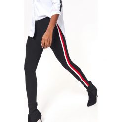 CASUALOWE LEGGINSY Z LAMPASAMI. Czarne legginsy damskie marki Top Secret, w kolorowe wzory, z dzianiny. W wyprzedaży za 59,99 zł.